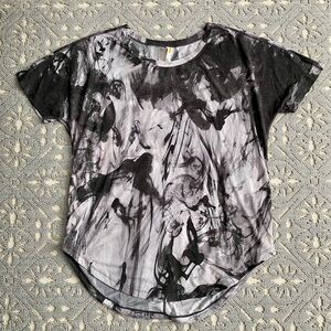 LUCY BLACK & WHITE WOMEN’S GRAPHIC SHORT SLEEVE WORKOUT SHIRT SIZE LARGE